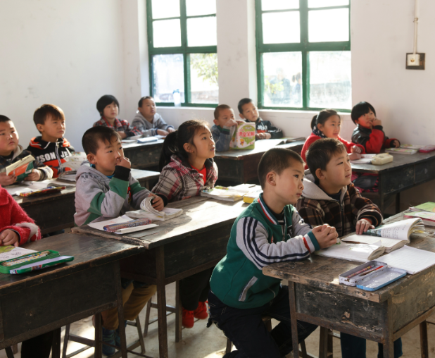 将教育定性为公共服务是对教育功能的精准定位更是对民生需求的深入回应